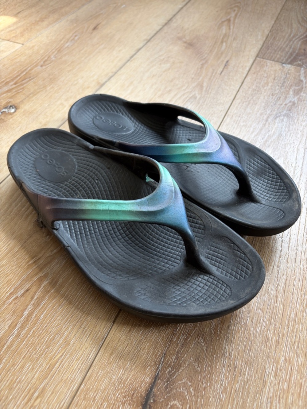 OOFOS OOlala Luxe Recovery Sandals Womens 8 Black Iridescent Flip Flops